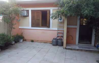 Imagem: A casa possui 2 Dormitórios, 1 Banheiro, 2 Vagas na garagem