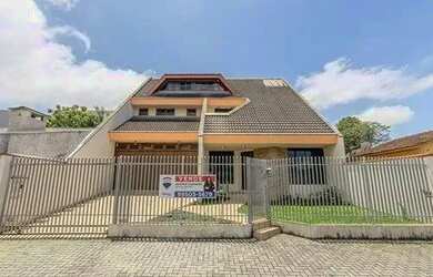 Imagem: A casa possui 4 Dormitórios, 3 Banheiros, 4 Vagas na garagem