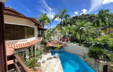 Imagem: A casa possui 5 Dormitórios, 1 Banheiro, 2 Vagas na garagem