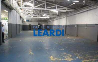 Imagem: O depósito possui 5 Vagas na garagem e 1130m² de Área e está