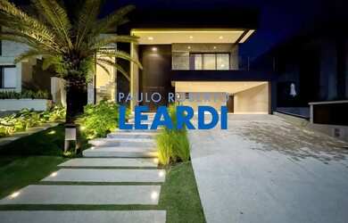 Imagem: A casa em condomínio possui 5 Dormitórios, 5 Banheiros, 4