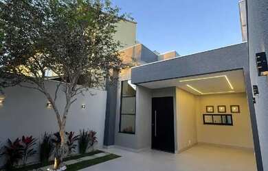 Imagem: A casa possui 3 Dormitórios, 2 Banheiros, 2 Vagas na garagem