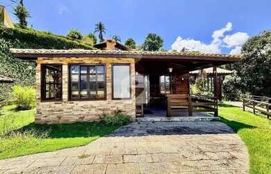 Imagem: A casa possui 3 Dormitórios, 3 Banheiros, 2 Vagas na garagem