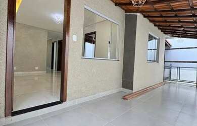 Imagem: A casa possui 3 Dormitórios, 1 Banheiro, 2 Vagas na garagem