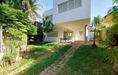 Imagem: A casa possui 3 Dormitórios, 3 Banheiros, 4 Vagas na garagem