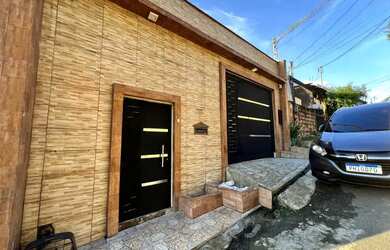 Imagem: A casa possui 5 Dormitórios, 2 Banheiros, 2 Vagas na garagem