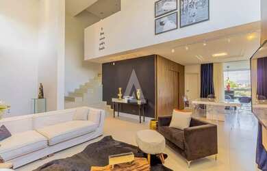 Imagem: A casa possui 3 Dormitórios, 4 Banheiros, 2 Vagas na garagem