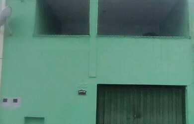 Imagem: A casa possui 3 Dormitórios, 1 Banheiro, 2 Vagas na garagem