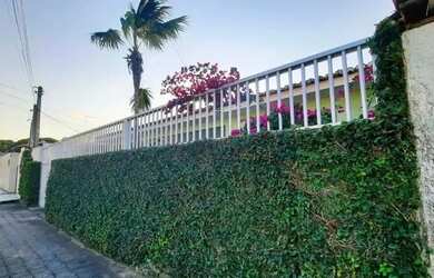 Imagem: A casa possui 5 Dormitórios, 3 Banheiros, 2 Vagas na garagem