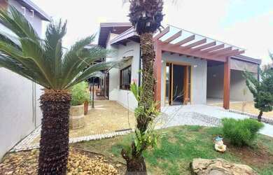 Imagem: A casa possui 3 Dormitórios, 4 Banheiros, 4 Vagas na garagem