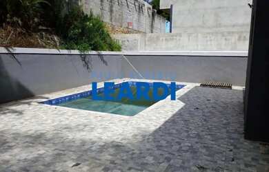 Imagem: A casa possui 3 Dormitórios, 4 Banheiros, 2 Vagas na garagem