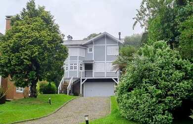 Imagem: A casa possui 4 Dormitórios, 4 Banheiros, 2 Vagas na garagem