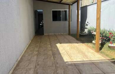 Imagem: A casa possui 2 Dormitórios, 2 Banheiros, 2 Vagas na garagem