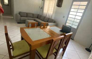 Imagem: A casa possui 3 Dormitórios, 2 Banheiros, 3 Vagas na garagem