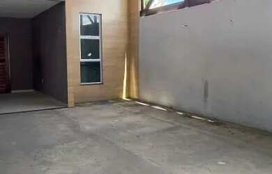 Imagem: A casa possui 2 Dormitórios, 2 Banheiros, 2 Vagas na garagem