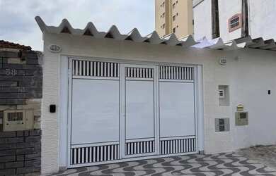 Imagem: A casa possui 2 Dormitórios, 1 Banheiro, 2 Vagas na garagem