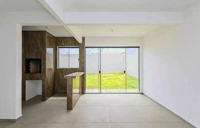 Imagem: A casa possui 3 Dormitórios, 3 Banheiros, 2 Vagas na garagem