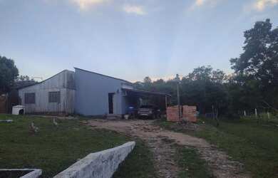 Imagem: A casa possui 3 Dormitórios, 1 Banheiro, 1 Vaga na garagem