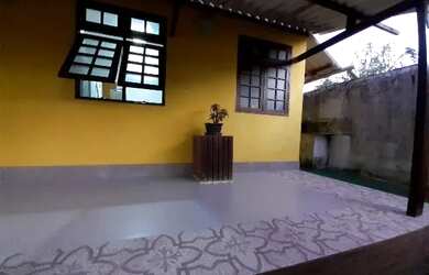 Imagem: A casa possui 3 Dormitórios, 2 Banheiros, 2 Vagas na garagem