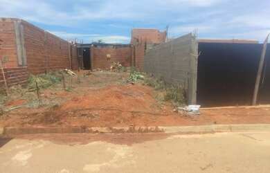 Imagem: A casa possui 2 Dormitórios, 1 Banheiro, 3 Vagas na garagem