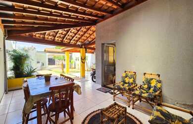 Imagem: A casa possui 3 Dormitórios, 2 Banheiros, 2 Vagas na garagem