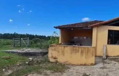 Imagem: A casa possui 2 Dormitórios, 2 Banheiros, 550m² de Área e