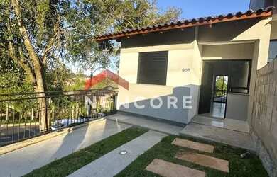 Imagem: A casa possui 2 Dormitórios, 1 Banheiro, 1 Vaga na garagem