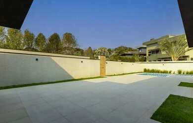 Imagem: A casa possui 3 Dormitórios, 4 Banheiros, 4 Vagas na garagem