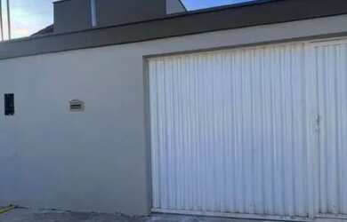 Imagem: A casa possui 3 Dormitórios, 2 Banheiros e 2 Vagas na garagem