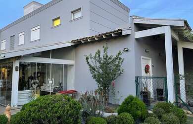 Imagem: A casa em condomínio à venda possui 4 Dormitórios, 5 Banheiros