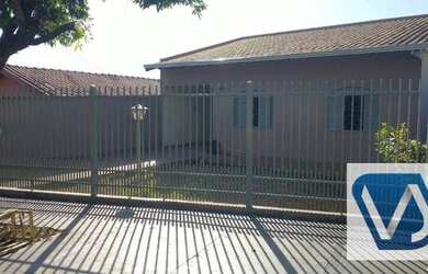 Imagem: A casa possui 3 Dormitórios, 2 Banheiros, 2 Vagas na garagem