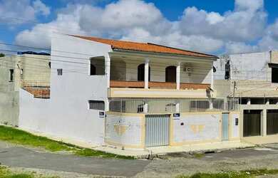 Imagem: A casa possui 5 Dormitórios, 3 Banheiros, 3 Vagas na garagem