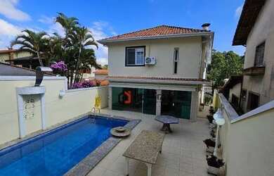 Imagem: A casa em condomínio possui 4 Dormitórios, 3 Banheiros, 5