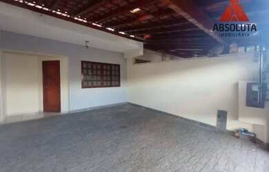 Imagem: A casa possui 3 Dormitórios, 3 Banheiros, 2 Vagas na garagem