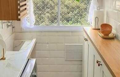 Imagem: O apartamento possui 2 Dormitórios, 1 Banheiro, 1 Vaga na garagem