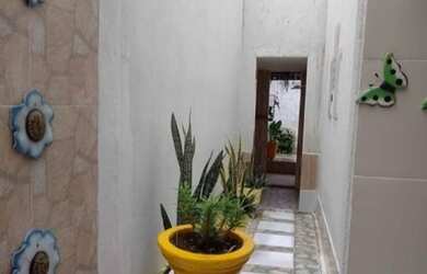 Imagem: A casa possui 3 Dormitórios, 1 Banheiro, 1 Vaga na garagem