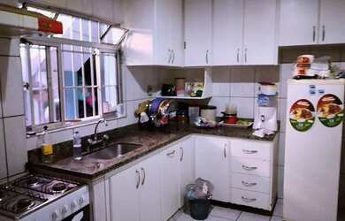 Imagem: A casa possui 2 Dormitórios, 2 Banheiros, 2 Vagas na garagem