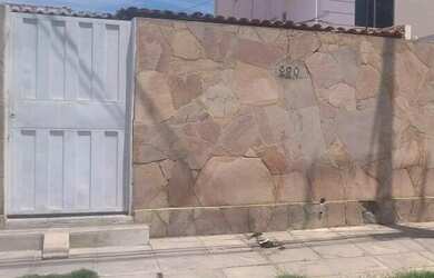 Imagem: A casa possui 2 Dormitórios, 1 Banheiro e está localizado