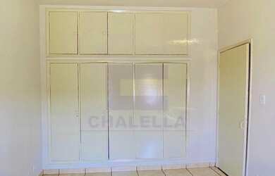 Imagem: A casa possui 3 Dormitórios, 2 Banheiros, 3 Vagas na garagem