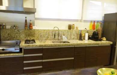 Imagem: A casa possui 3 Dormitórios, 4 Banheiros, 3 Vagas na garagem