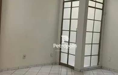 Imagem: A casa possui 2 Dormitórios, 2 Banheiros, 2 Vagas na garagem