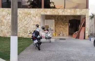Imagem: A casa possui 5 Dormitórios, 5 Banheiros, 5 Vagas na garagem