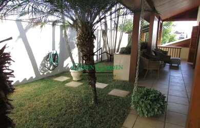 Imagem: A casa possui 3 Dormitórios, 3 Banheiros, 2 Vagas na garagem