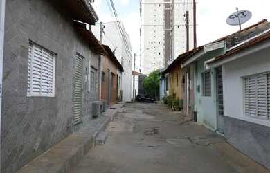 Imagem: A casa possui 1 Dormitório, 1 Banheiro, 1 Vaga na garagem