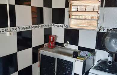 Imagem: A casa possui 2 Dormitórios, 1 Banheiro e está localizado