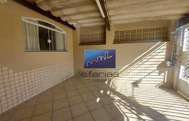 Imagem: A casa possui 3 Dormitórios, 2 Banheiros, 2 Vagas na garagem