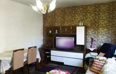 Imagem: A casa possui 2 Dormitórios, 1 Banheiro, 2 Vagas na garagem