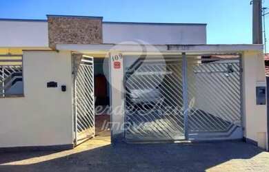 Imagem: A casa possui 4 Dormitórios, 3 Banheiros, 3 Vagas na garagem