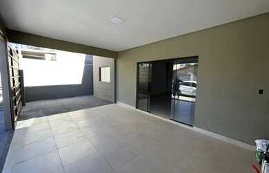 Imagem: A casa possui 3 Dormitórios, 2 Banheiros, 2 Vagas na garagem