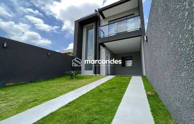 Imagem: A casa possui 3 Dormitórios, 3 Banheiros, 2 Vagas na garagem